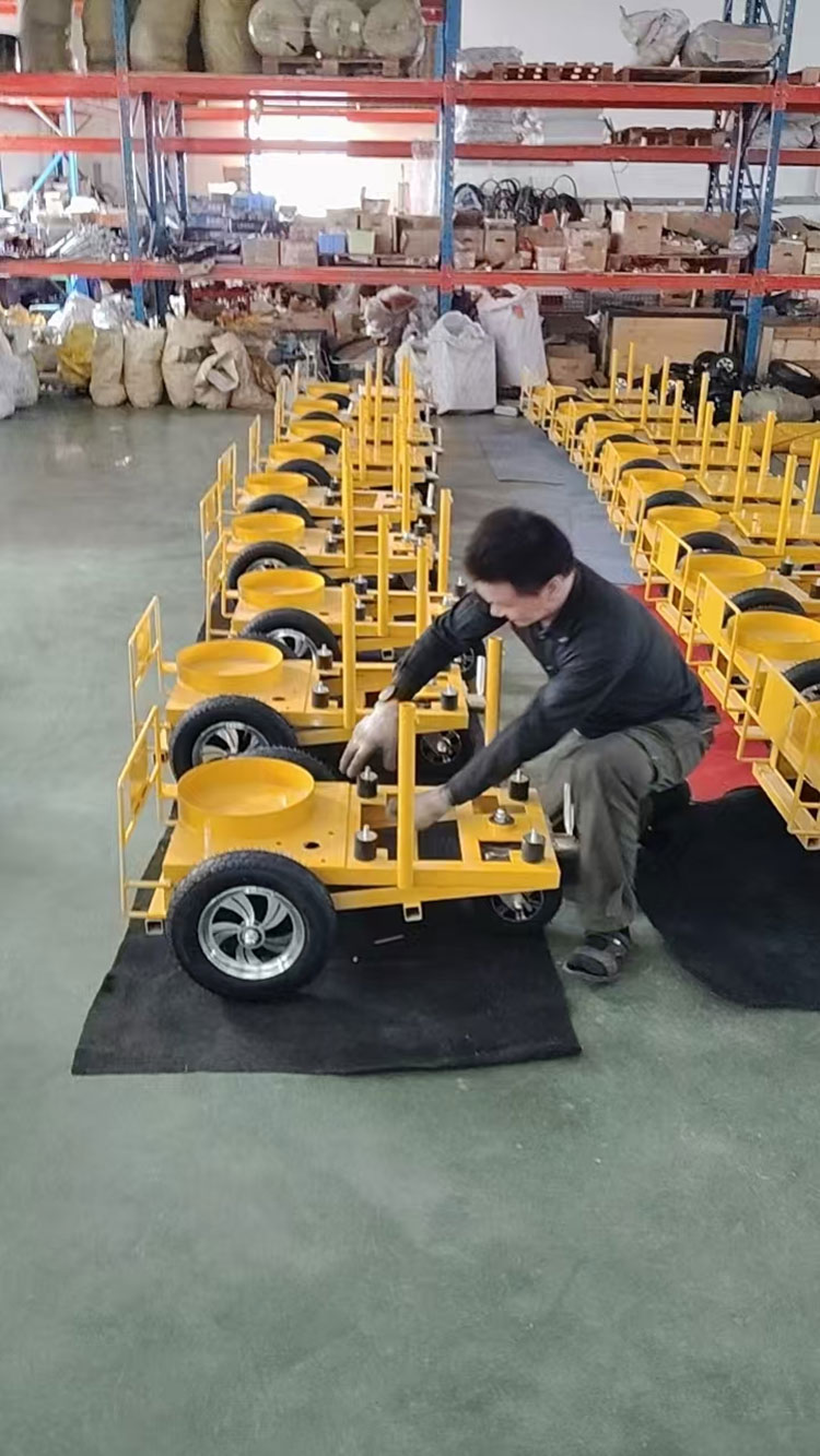Machine de marquage de la route à la peinture froide au Kazakhstan, mettant en évidence l'excellence de la fabrication sur mesure