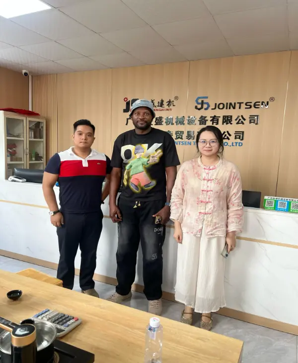 Des clients nigérians visitent la Chine en personne et JOINTSEN obtient une importante commande de pilonneuses